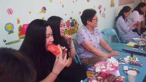 两个人吃瓜的娱乐